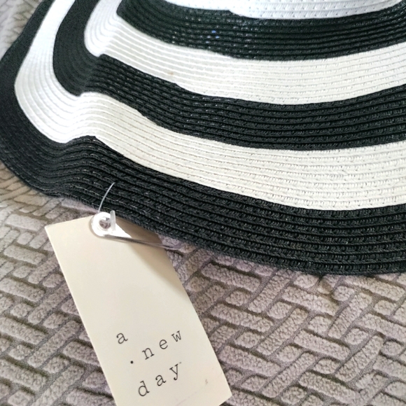 Black and white Summer hat - Picture 3 of 5